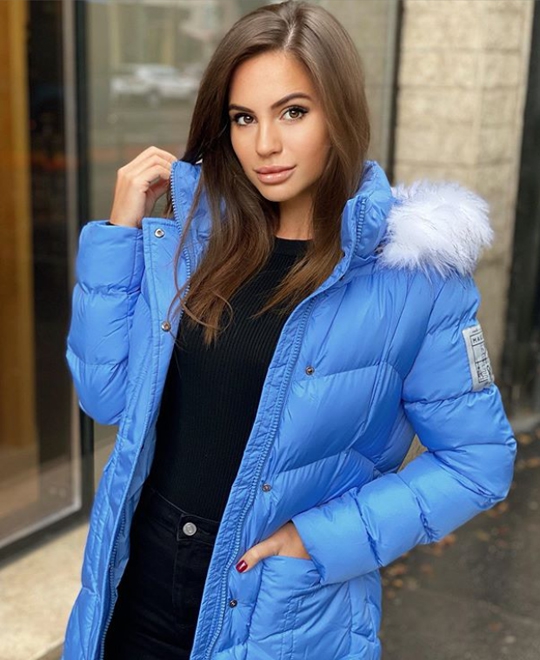 magenta kitti kék kabát